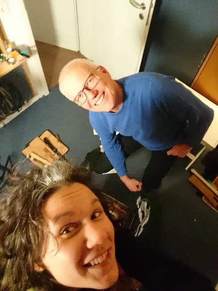 Conny Sommer und Antje Taubert lachen im Studio in die Kamera