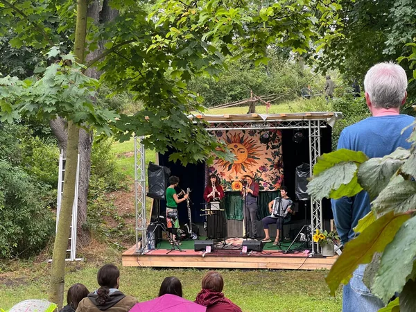 Das Klezmerensemble auf der Freilichtbühne beim Burgauer Folk- und Tanzfest, vorne Publikum im Grünen