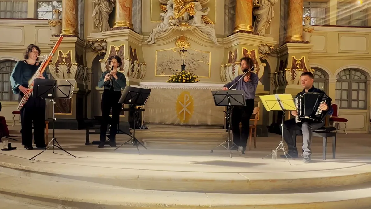 Tameranko spielt im Altarraum der Kirche in Großenhain