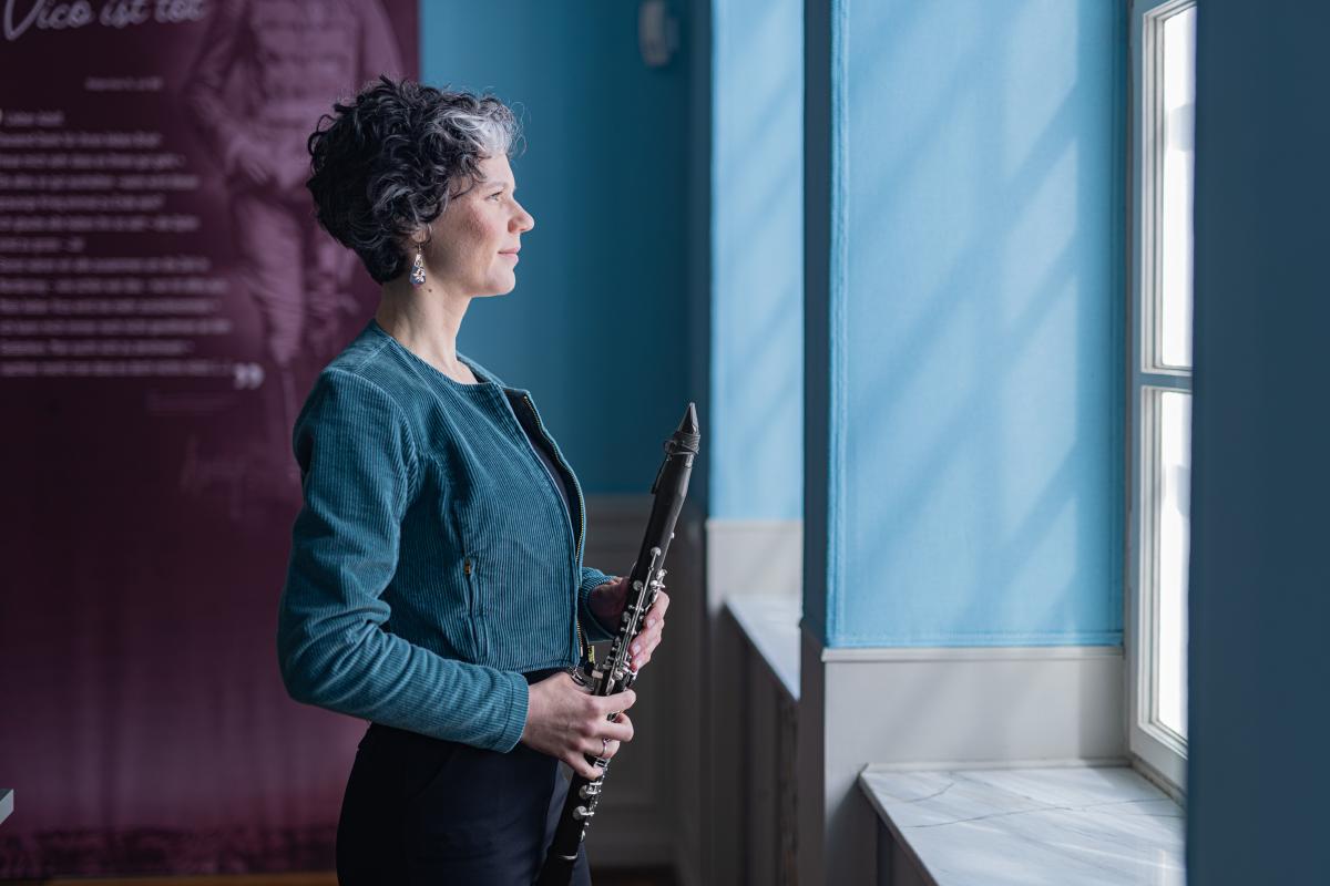 Antje Taubert steht mit ihrer Klarinette am Fenster