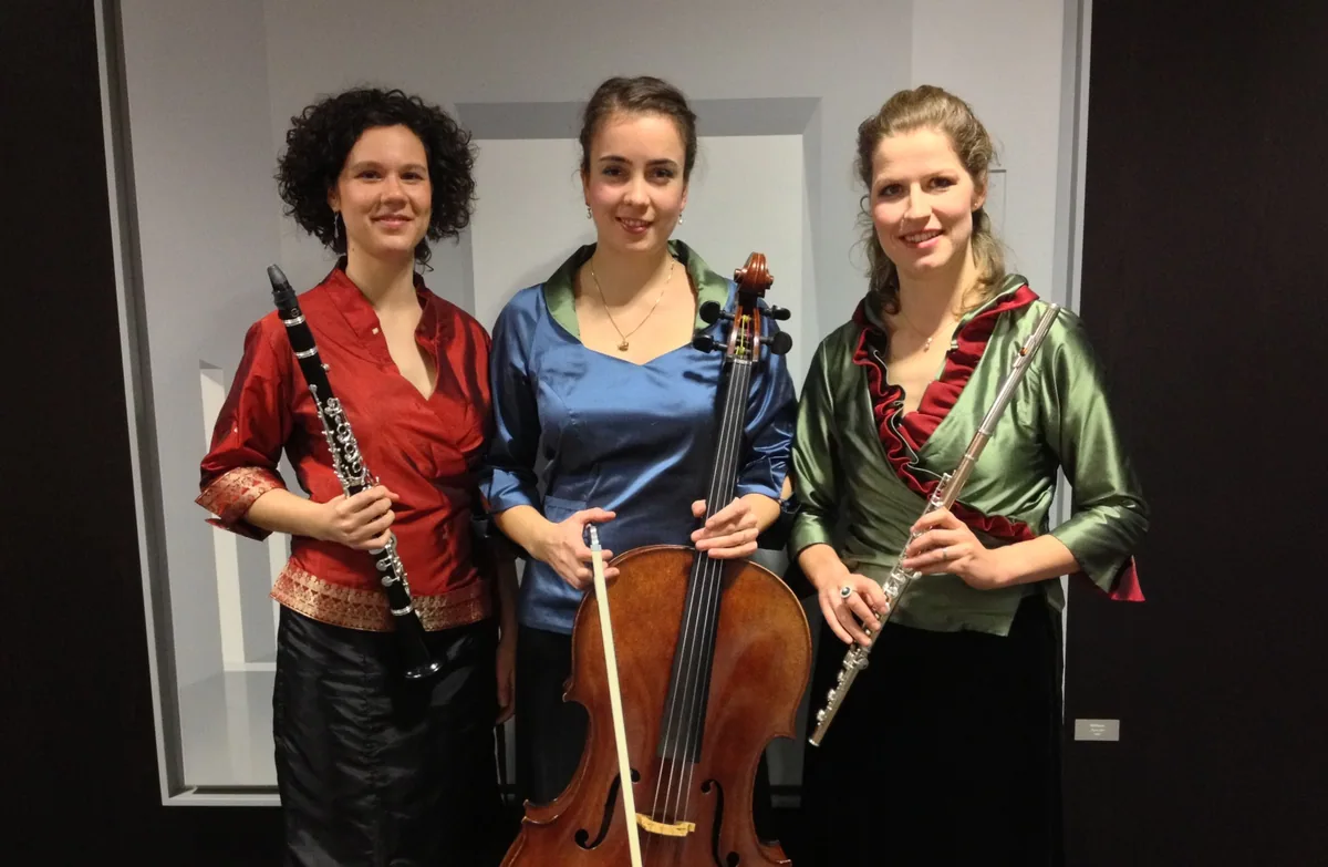 Das Canella Trio mit Klarinette, Cello und Flöte in festlichen Kleidern