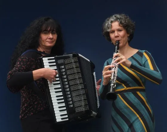 Irina Storozev mit Akkordeon und Antje Taubert mit Klarinette vor dunkelblauem Grund