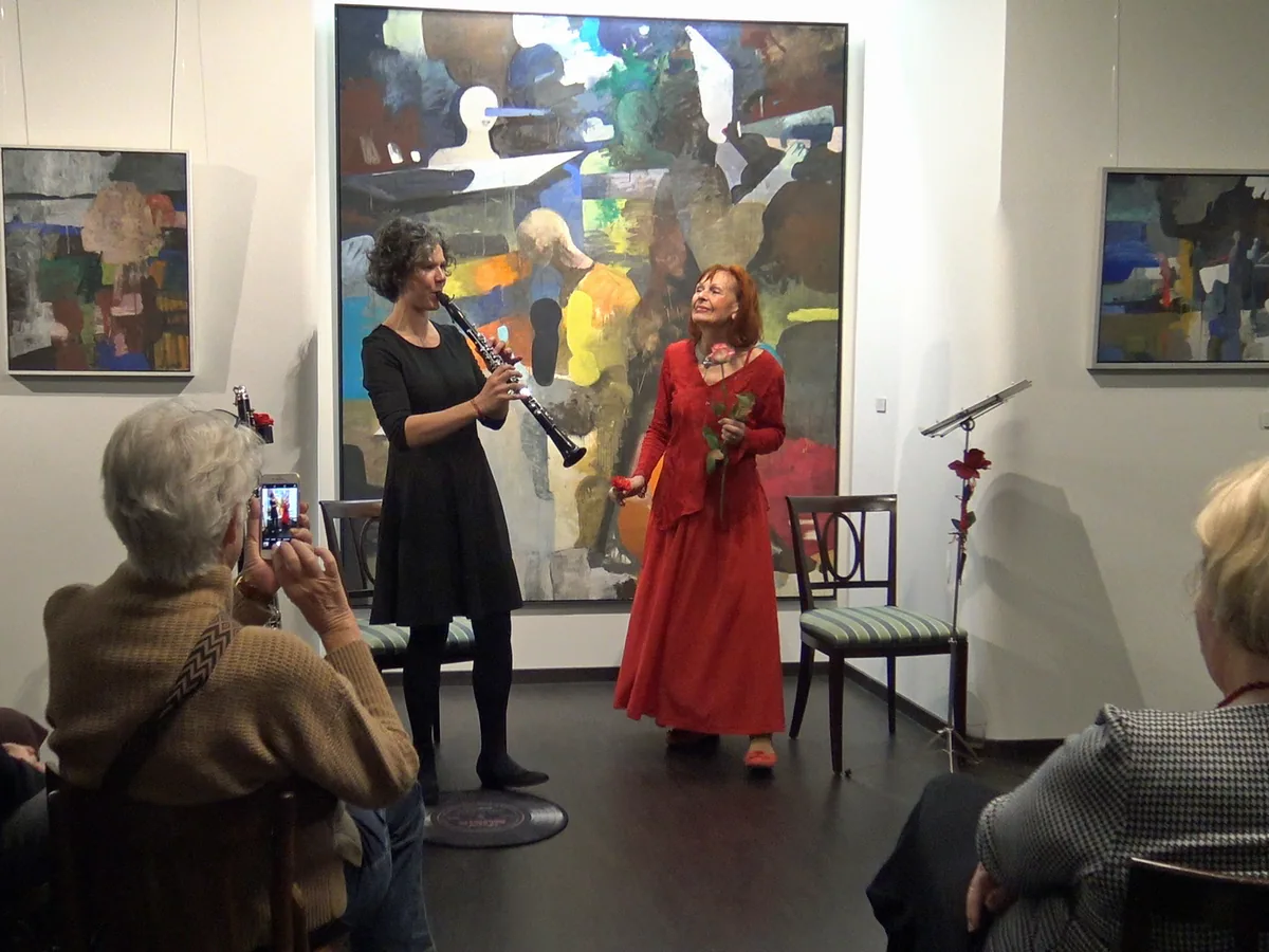 Musikalische Lesung in der Galerie Koenitz in Leipzig: Antje Taubert mit Klarinette und Sibylle Kuhne im roten Kleid vor Publikum