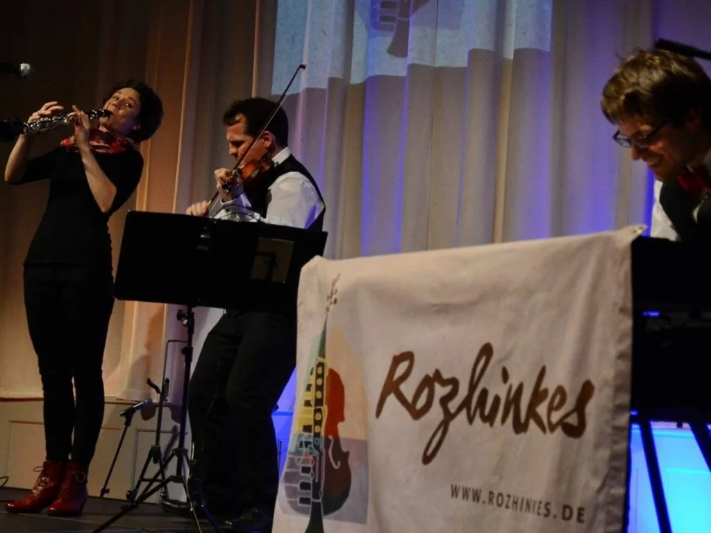 Rozhinkes bei den Bamberger Klezmertagen 2016, vorne das Bandbanner