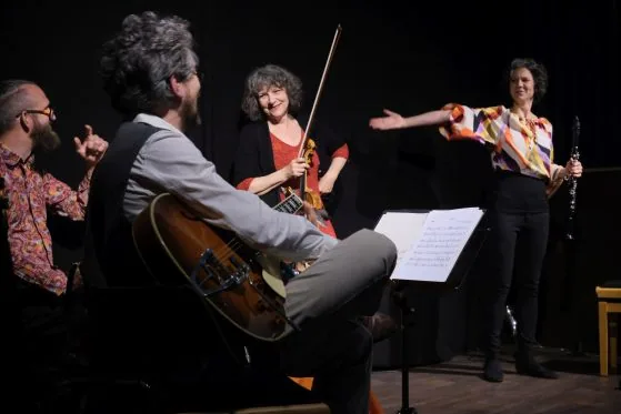Die Dozentenband 2025 im Bühnenlicht: Gitarre, Geige und Klarinette