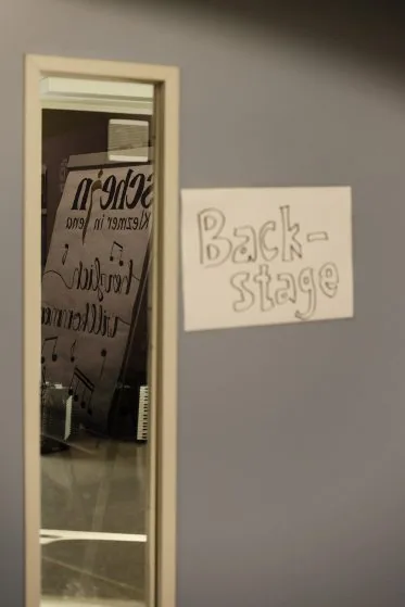 Tür mit dem Schild „Backstage“
