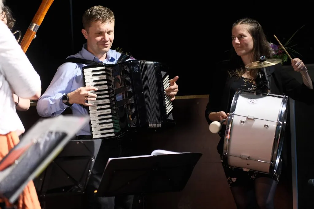 Tameranko auf der Bühne: Akkordeon und Percussion