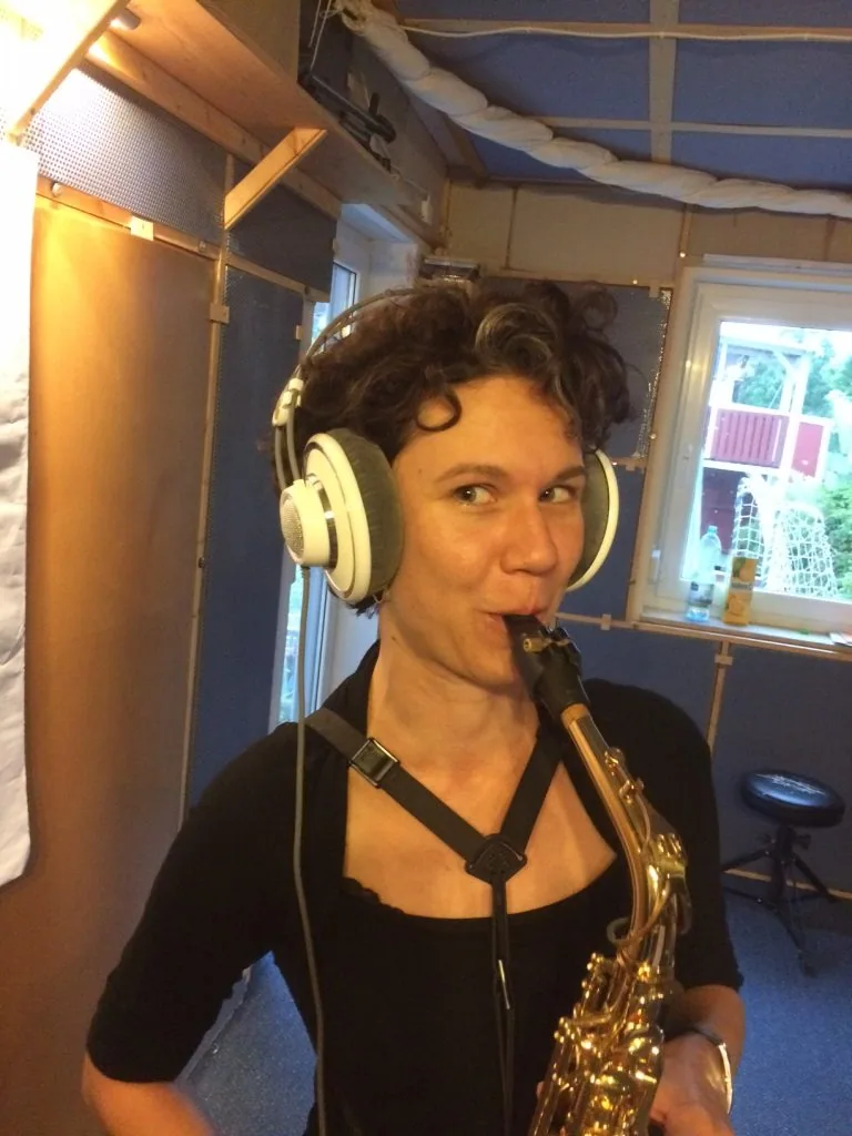 Antje Taubert mit Kopfhörern bei einer Aufnahme im Studio