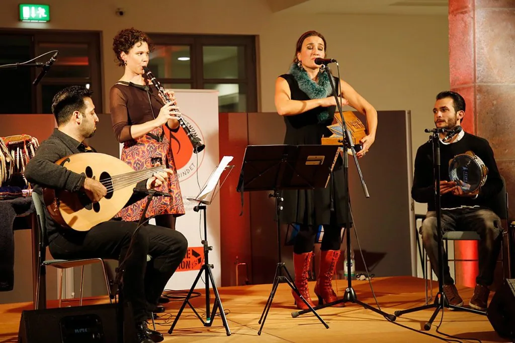 Sura auf der Bühne: Oud, Klarinette, Gesang und Percussion
