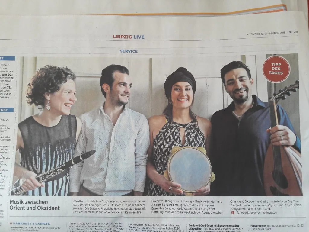 Zeitungsartikel über Sura mit einem Foto der Band
