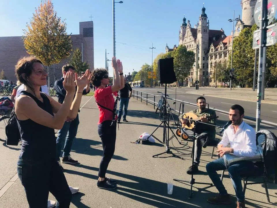 Probe an einer Leipziger Straßenkreuzung: Tänzerinnen, ein Gitarrist und Musiker