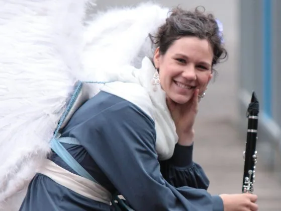 Antje Taubert mit Engelsflügeln und Klarinette, lachend