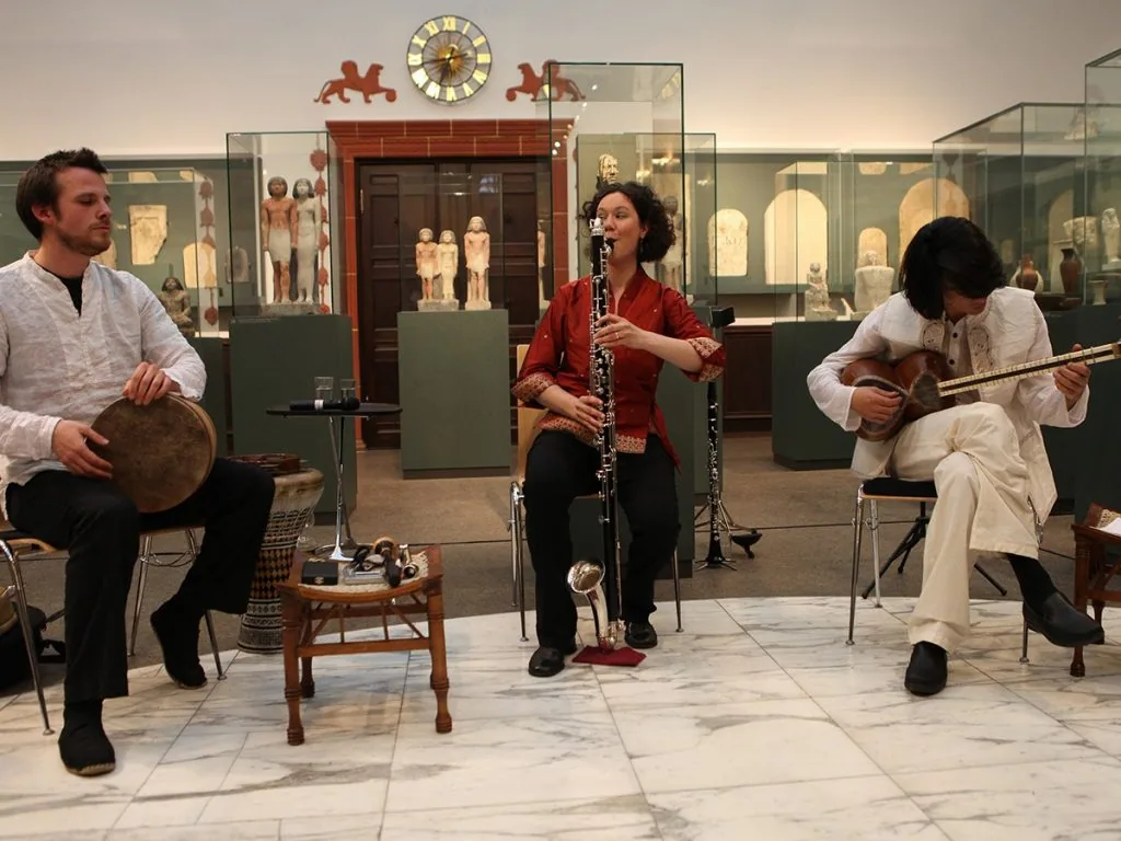 Das Touma Trio spielt im Ägyptischen Museum Leipzig zwischen Vitrinen