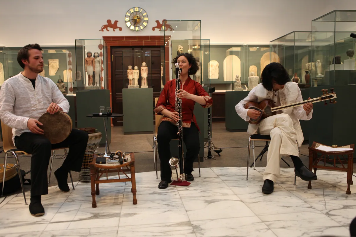 Das Touma Trio mit Rahmentrommel, Klarinette und Tar im Ägyptischen Museum Leipzig