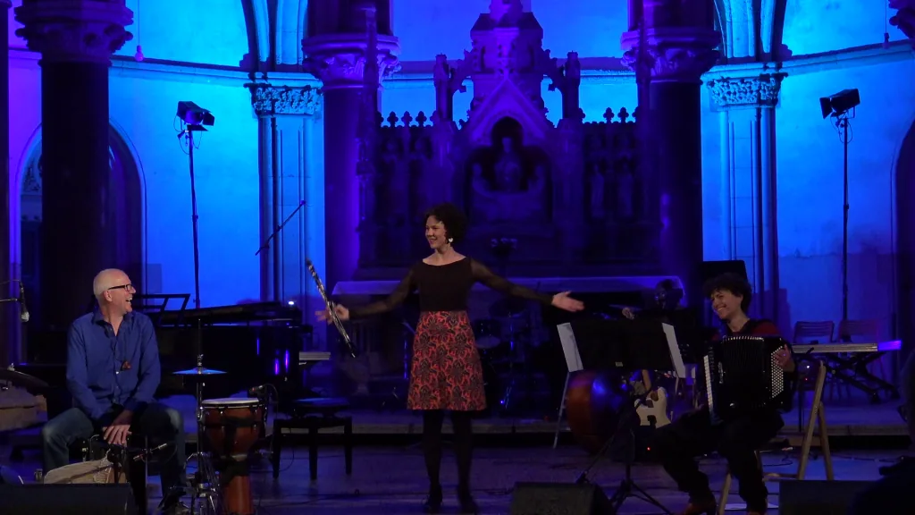 Antjes Weltempfänger im blau beleuchteten Kirchenraum der Peterskirche