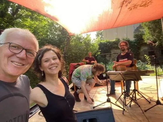 Selfie beim Soundcheck im Freien unter einem roten Sonnensegel