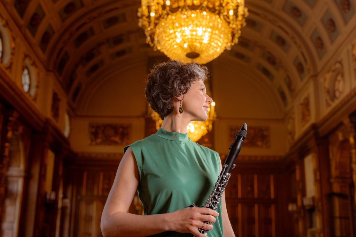 Antje Taubert blickt im Konzertsaal zum Kronleuchter