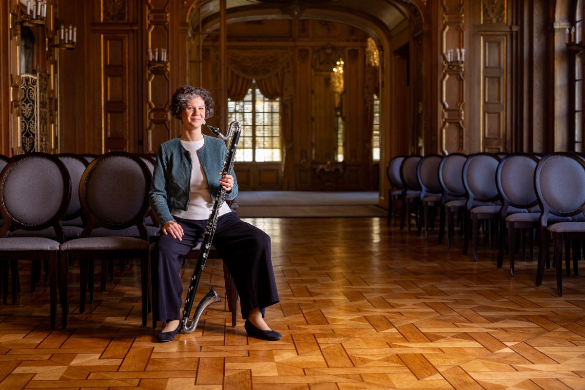 Blick in den leeren Konzertsaal, Antje Taubert sitzt im Hintergrund