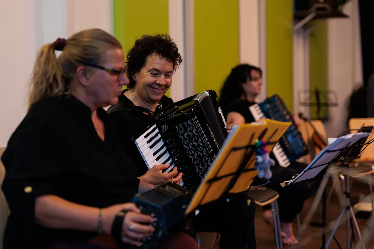 Gruppe mit Akkordeon und Melodica am Notenpult
