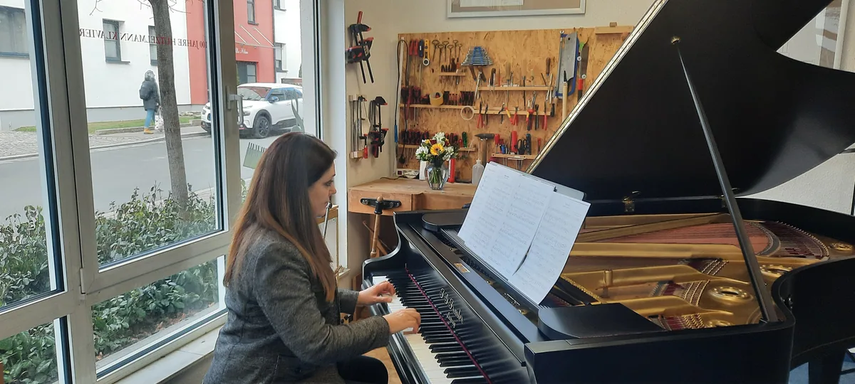 Johanna Raymont am Flügel im Klavierladen Jena, Kammermusik-Wochenende „Tango Tasten Töne“ 2022