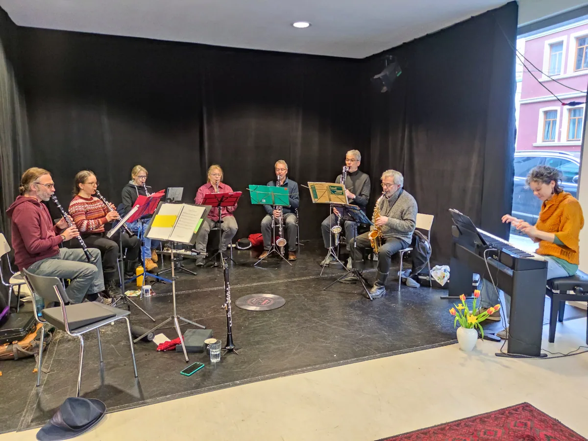 Kammermusik 2026 im Puppentheater: Klarinettistinnen und Klarinettisten im Halbkreis, am Flügel die Pianistin