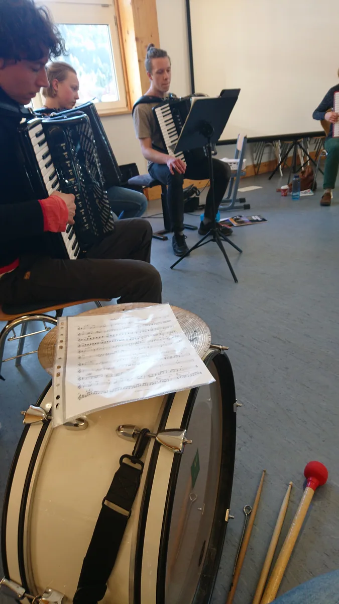 Klezmer-Workshop 2020: Blick über eine große Trommel auf Akkordeon und Notenpulte