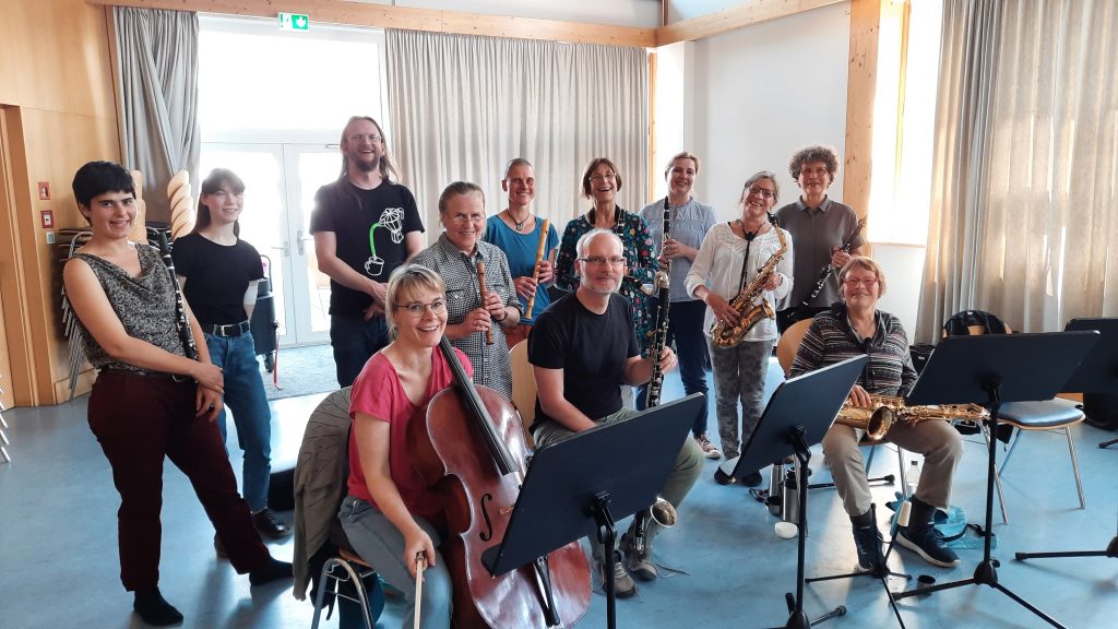 Gruppe beim Klezmer-Workshop mit Instrumenten im Halbkreis
