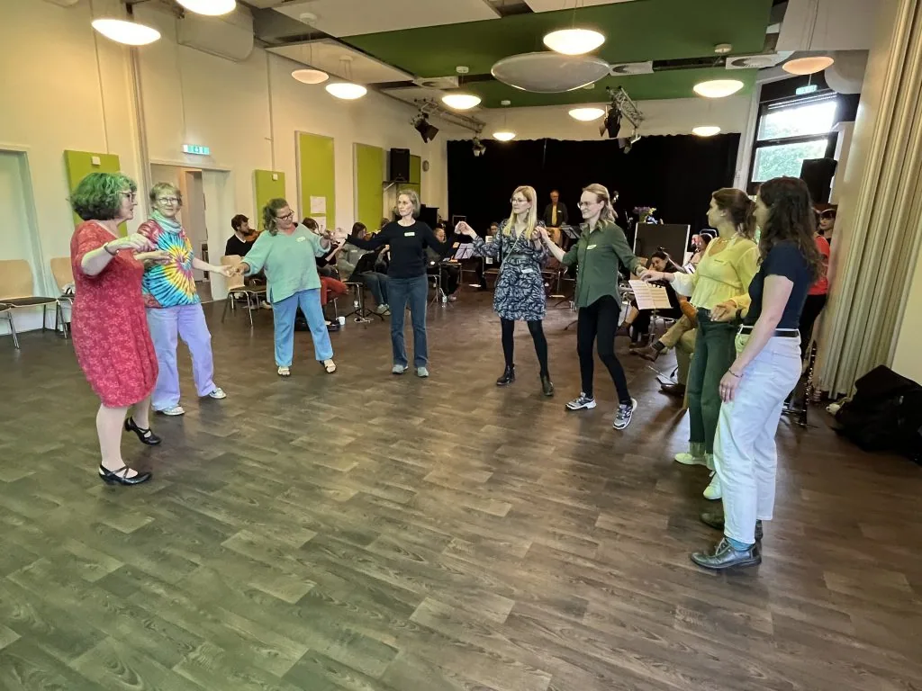 Workshop 2025: alle tanzen im Kreis durch den Saal