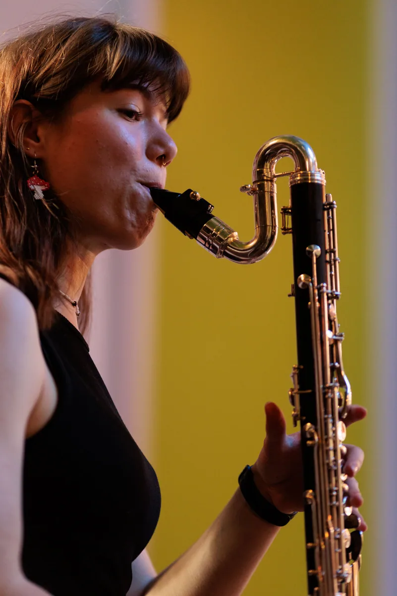Eine junge Musikerin spielt Bassklarinette