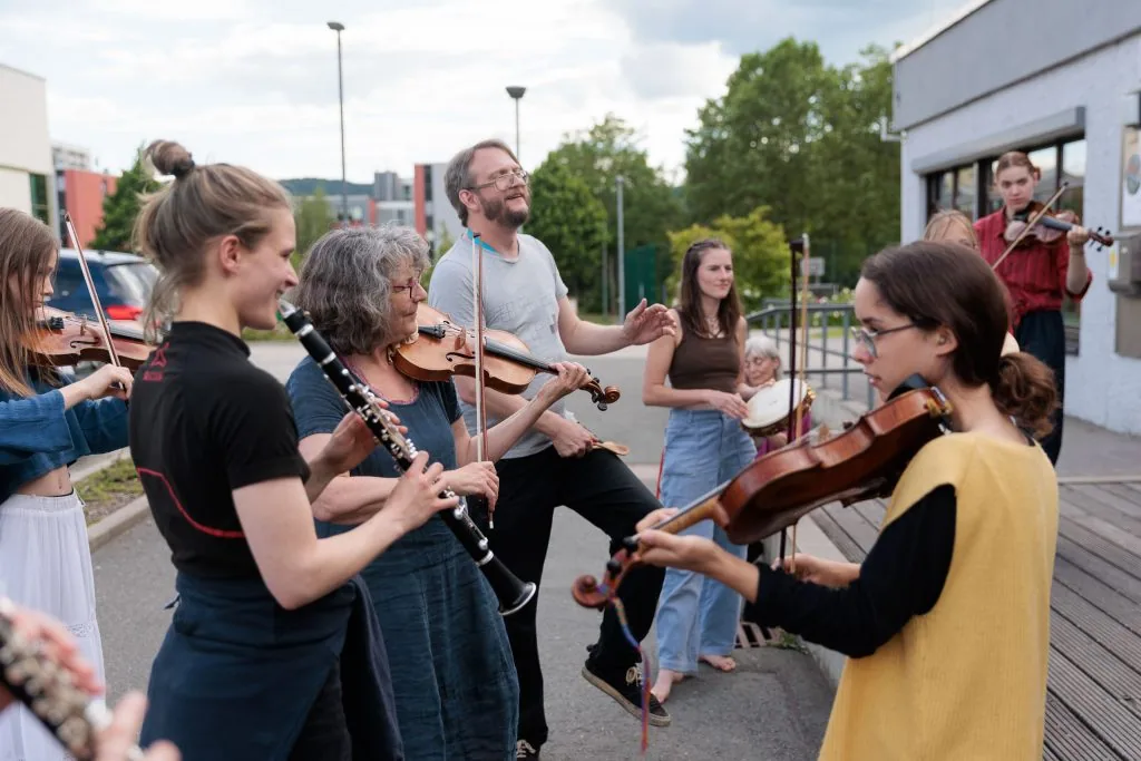 Draußen vor dem KuBuS: Klarinette und Geigen spielen gemeinsam