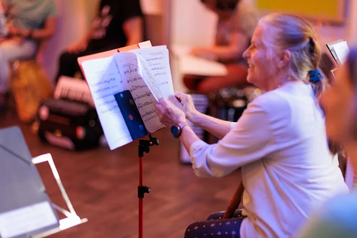 Eine Teilnehmerin liest konzentriert die Noten am Pult